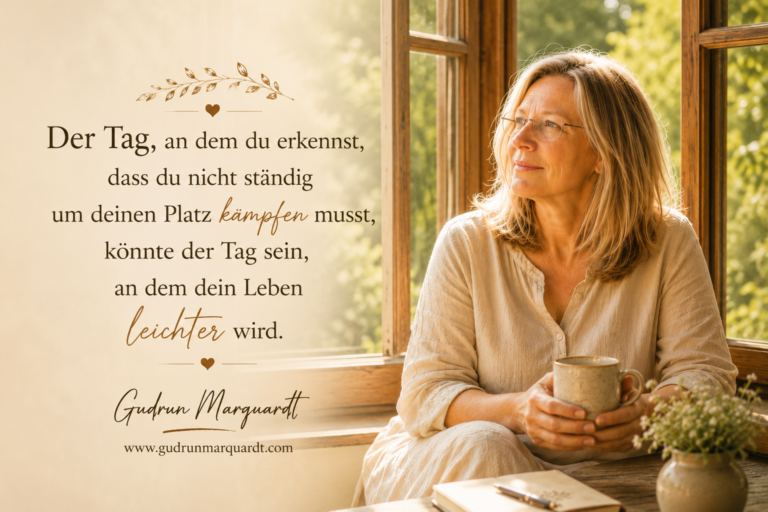 Frau sitzt am offenen Fenster im warmen Morgenlicht. Der Tagesimpuls handelt von Selbstwert, Selbstvertrauen und der Erkenntnis, dass man seinen Wert nicht ständig beweisen muss.