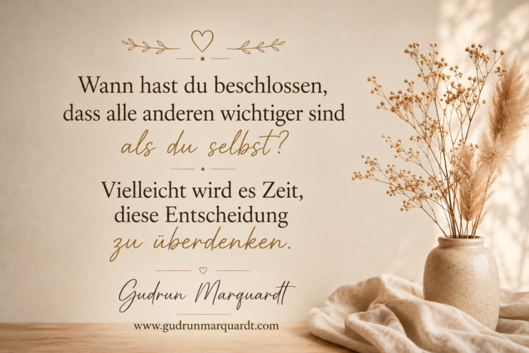Minimalistisches beiges Textbild mit einem nachdenklichen Zitat über Selbstfürsorge, Selbstwert und die Rückkehr zu sich selbst. Mit dem Namen Gudrun Marquardt und der Webseite.