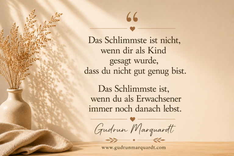 Minimalistisches beiges Textbild mit einem tiefgründigen Zitat über Glaubenssätze aus der Kindheit und den Weg zu mehr Selbstwert. Mit dem Namen Gudrun Marquardt und der Webseite.