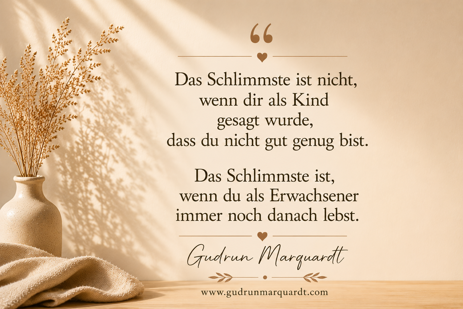 Minimalistisches beiges Textbild mit einem tiefgründigen Zitat über Glaubenssätze aus der Kindheit und den Weg zu mehr Selbstwert. Mit dem Namen Gudrun Marquardt und der Webseite.