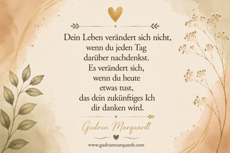 Minimalistisches beiges Textbild mit einem motivierenden Zitat über Veränderung, Handeln und persönliche Entwicklung. Ruhiges, hochwertiges Design mit dem Namen Gudrun Marquardt und der Webseite.