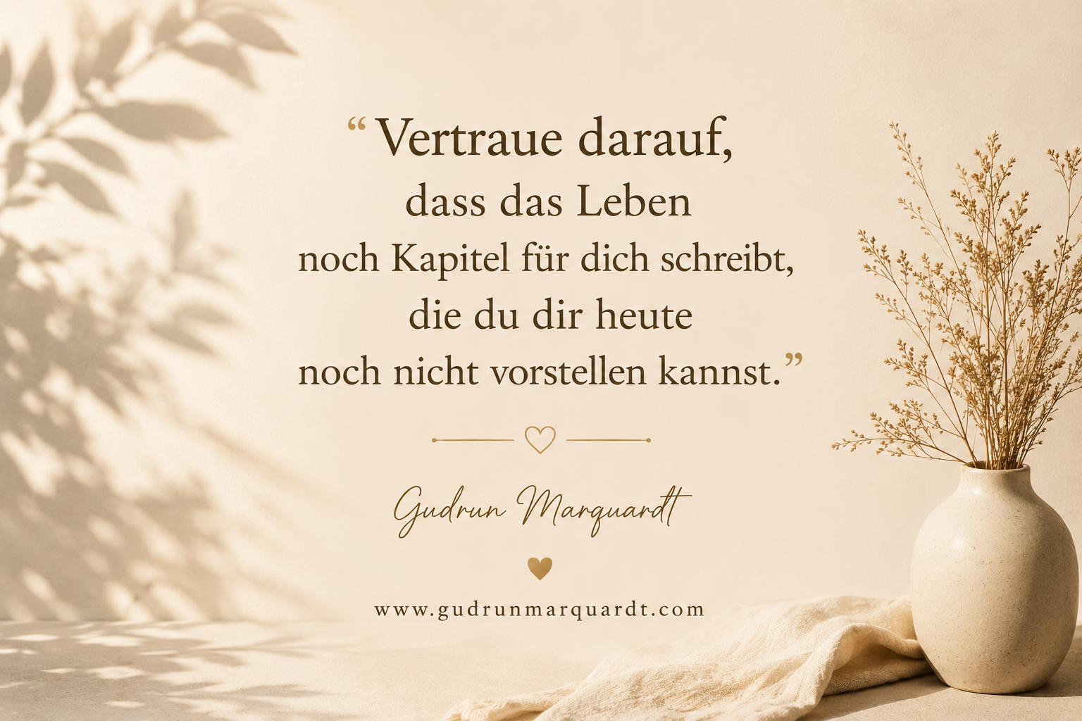 Minimalistisches Textbild in warmen Beige- und Goldtönen mit einem inspirierenden Zitat über Hoffnung, Vertrauen und den Glauben an neue Lebenskapitel.