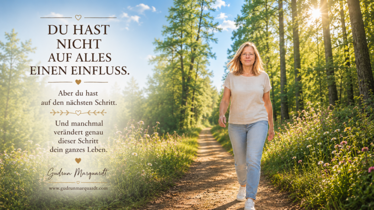 Eine selbstbewusste Frau Anfang 60 geht auf einem sonnigen Waldweg durch lebendiges Sommergrün. Warmes Licht, ein entschlossener Blick und eine natürliche Ausstrahlung vermitteln Aufbruch, Vertrauen und den Mut, den ersten Schritt zu gehen.
