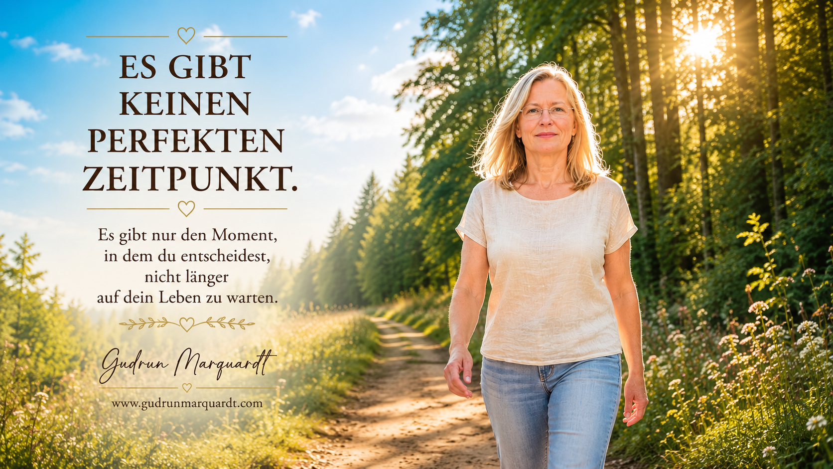 Eine selbstbewusste Frau Anfang 60 geht auf einem sonnigen Waldweg durch einen sommerlichen Wald. Goldenes Licht, sattes Grün und ein entschlossener Blick symbolisieren Mut, Aufbruch und den ersten Schritt in ein neues Leben.
