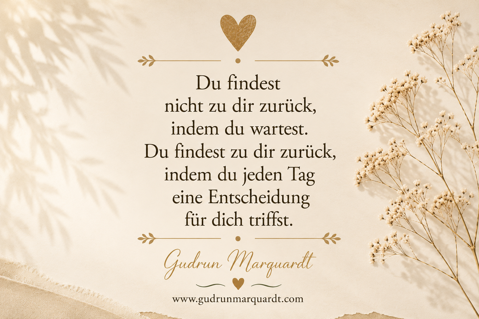 Minimalistisches Textbild in warmen Naturfarben mit einem inspirierenden Zitat über den Weg zurück zu sich selbst, Selbstfürsorge und bewusste Entscheidungen.