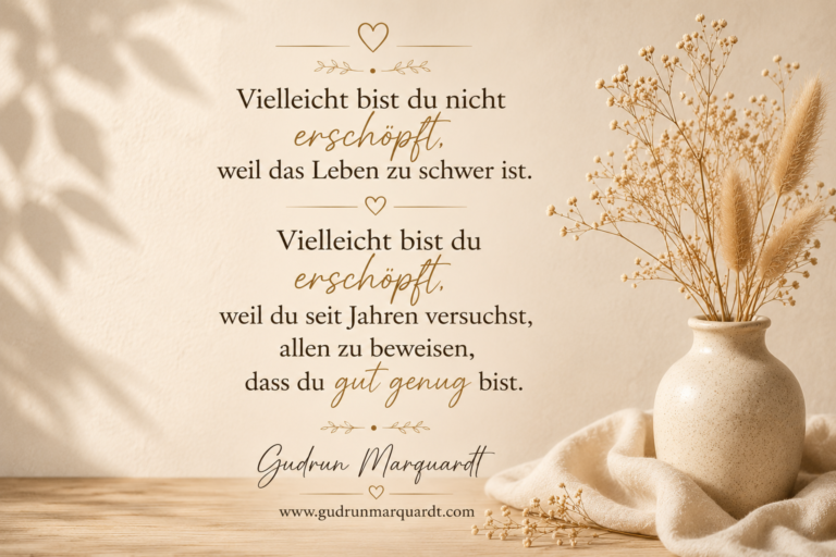 Minimalistisches beiges Textbild mit einem nachdenklichen Zitat über Erschöpfung, Selbstwert und den Glaubenssatz, sich ständig beweisen zu müssen. Mit dem Namen Gudrun Marquardt und der Webseite.