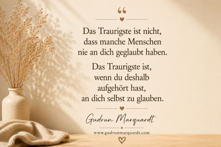 Beiges, minimalistisches Textbild mit einem Zitat über Selbstwert, Selbstvertrauen und die Wirkung fremder Meinungen. Mit dem Namen Gudrun Marquardt und der Webseite.
