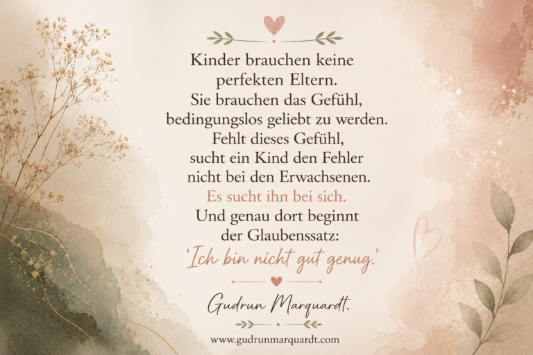 Minimalistisches beiges Textbild mit einem tiefgründigen Zitat über Kindheit, Selbstwert und die Entstehung des Glaubenssatzes „Ich bin nicht gut genug“. Mit dem Namen Gudrun Marquardt und der Webseite.