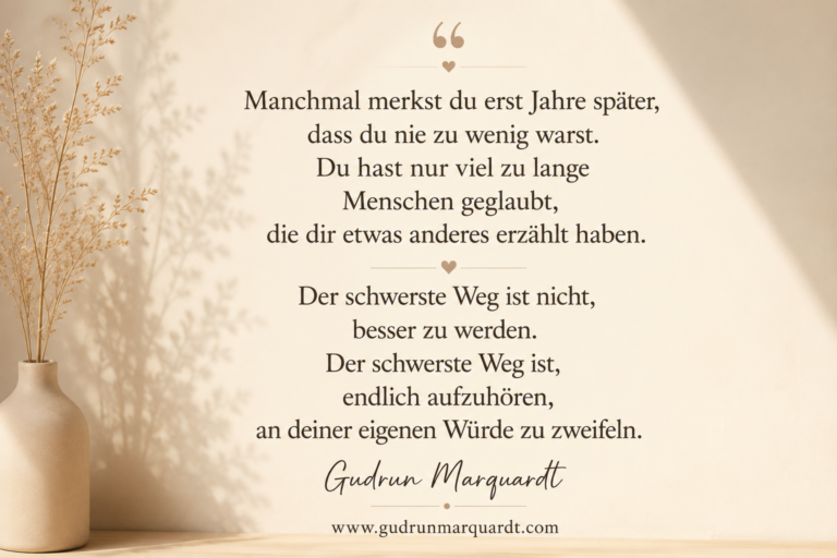 Textbild mit dem Zitat „Manchmal merkst du erst Jahre später, dass du nie zu wenig warst …“ von Gudrun Marquardt in einem ruhigen, minimalistischen Design.