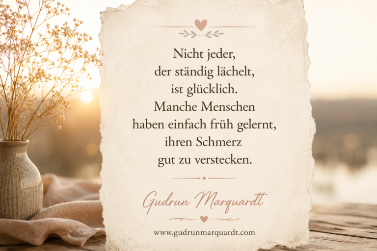 Beiges minimalistisches Textbild mit einem tiefgründigen Zitat über das Verbergen von Schmerz und emotionale Heilung. Mit dem Namen Gudrun Marquardt und der Webseite.