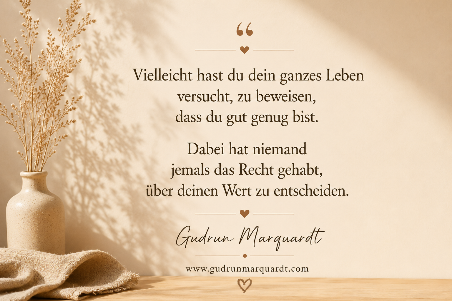 Minimalistisches beiges Textbild mit einem nachdenklichen Zitat über Selbstwert und die Frage, wer über den Wert eines Menschen entscheidet. Mit dem Namen Gudrun Marquardt und der Webseite.