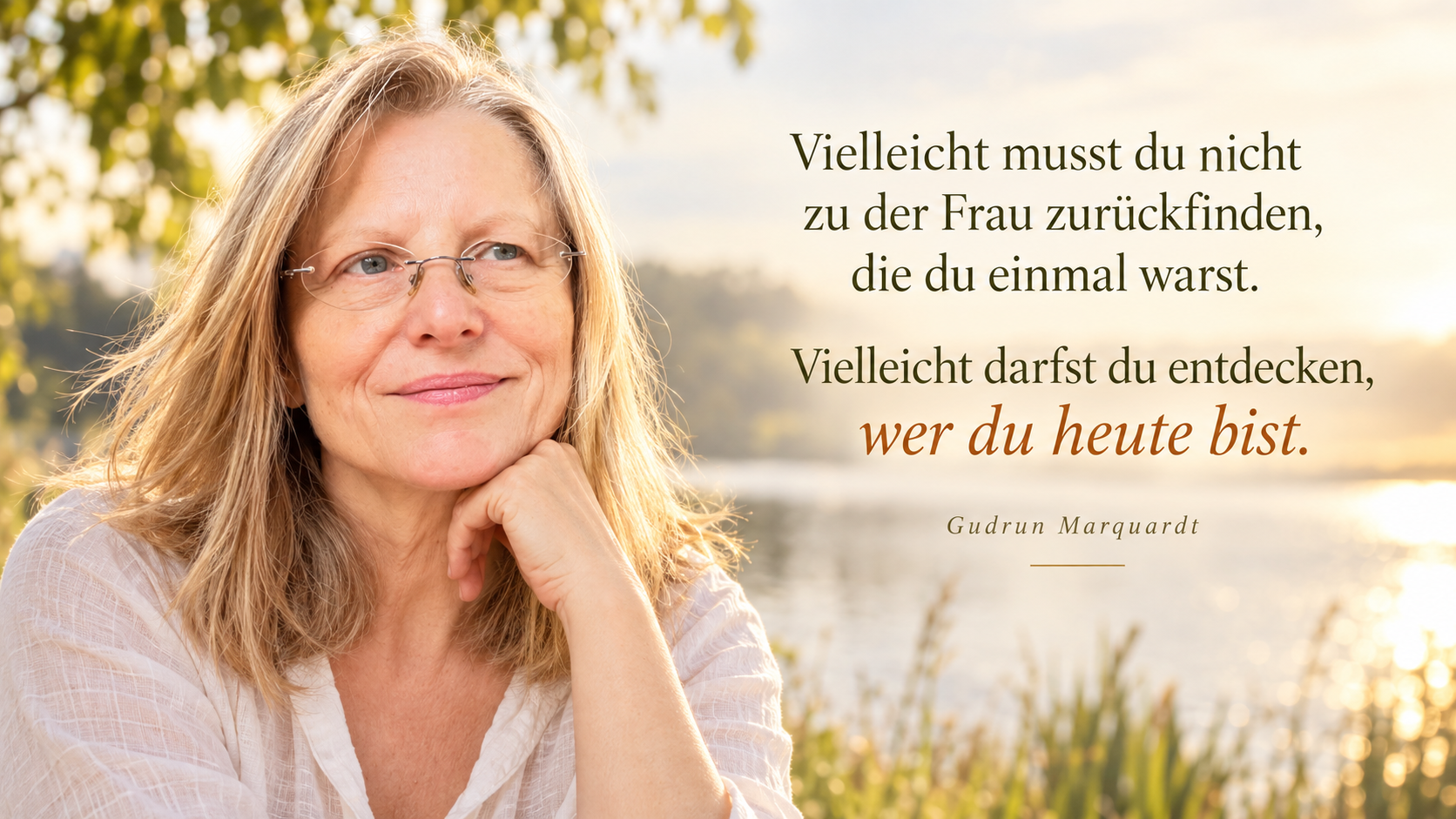 Frau in warmer, ruhiger Landschaft als Symbol dafür, sich selbst neu kennenzulernen und herauszufinden, wer man heute ist.
