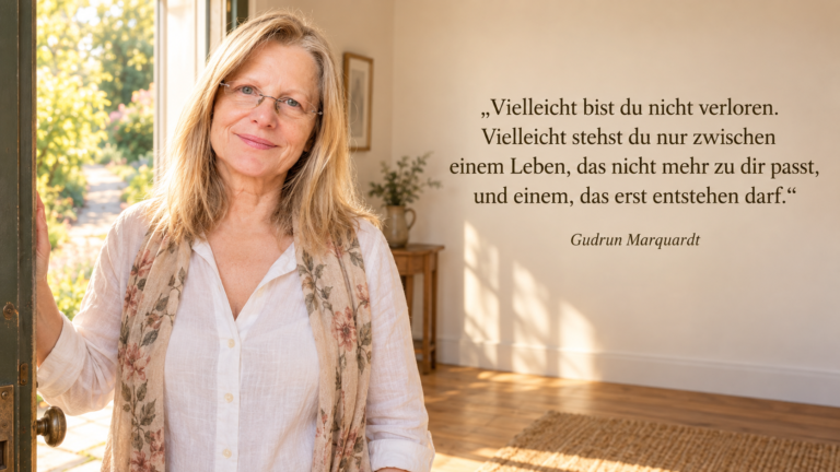 Frau steht zwischen einem leeren Raum und einer offenen Tür als Symbol für Veränderung und einen neuen Lebensabschnitt.